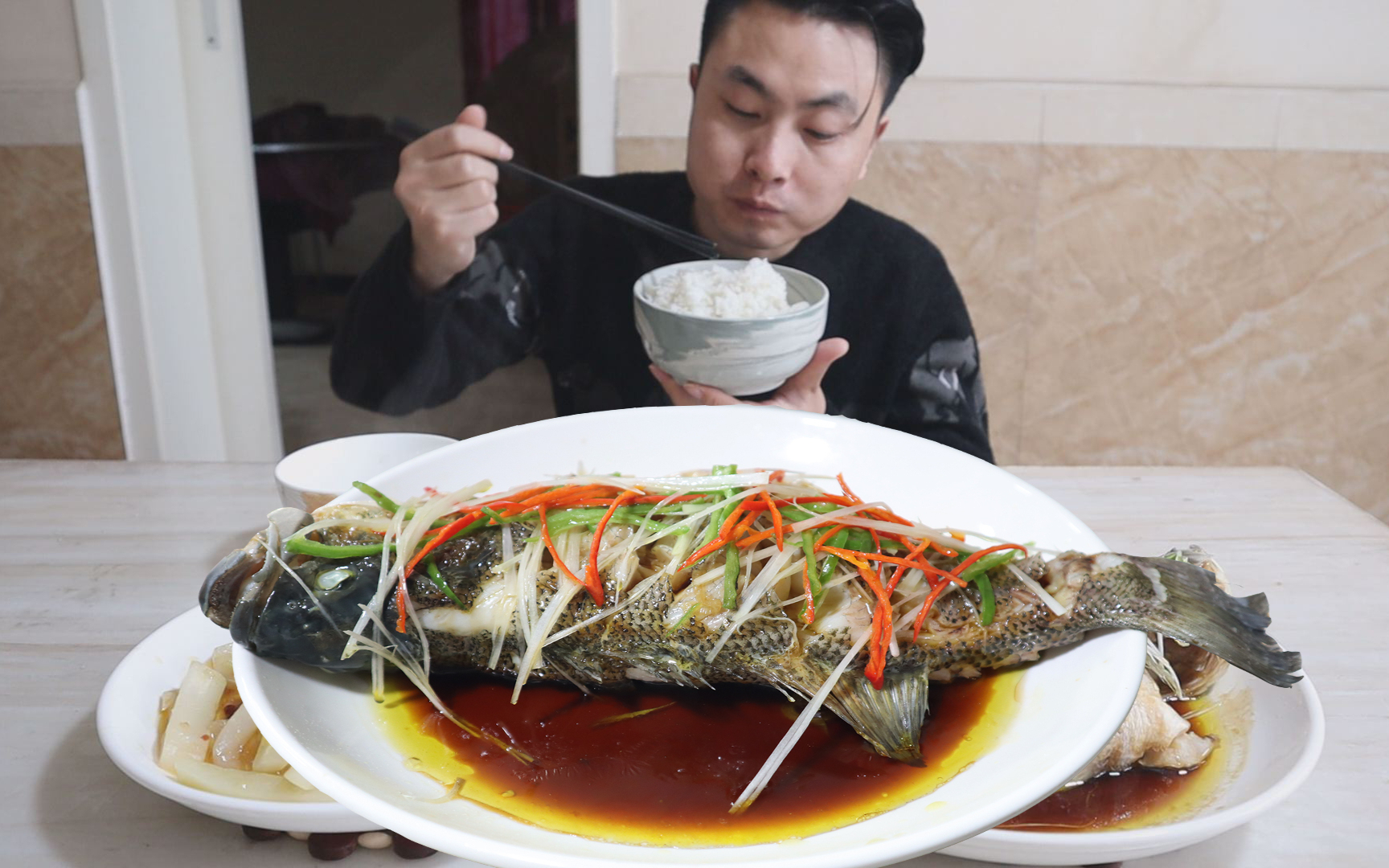 37元买了一条鲈鱼来清蒸,肉质鲜嫩爽滑,配上辣椒丝一起吃更美味