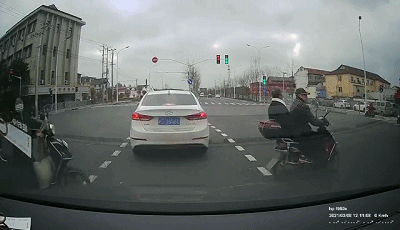 【事故警世钟】798期:还是挨撞少,大车脚下不减速,就只剩下被顶行了