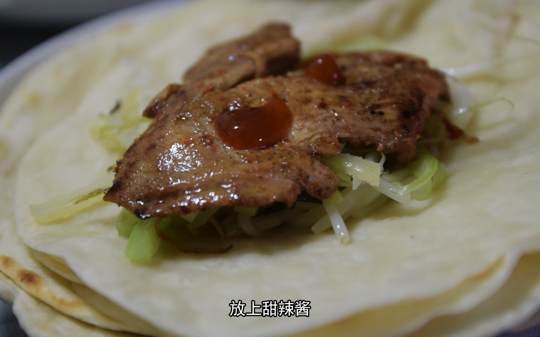 领导发话,蔬菜为主,胖胖意见,得有荤腥,谁也惹不起,卷饼送上,得意哪口吃哪口