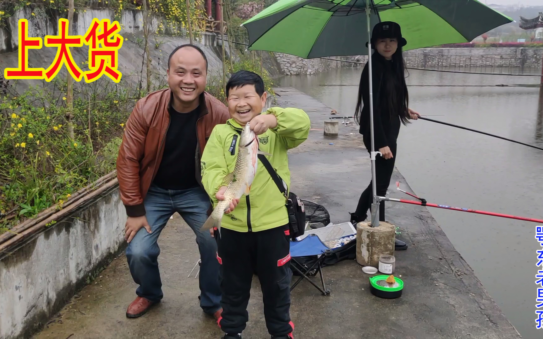 老男孩远赴县城见八妹,不忘带上钓鱼工具,这次终于上了大货