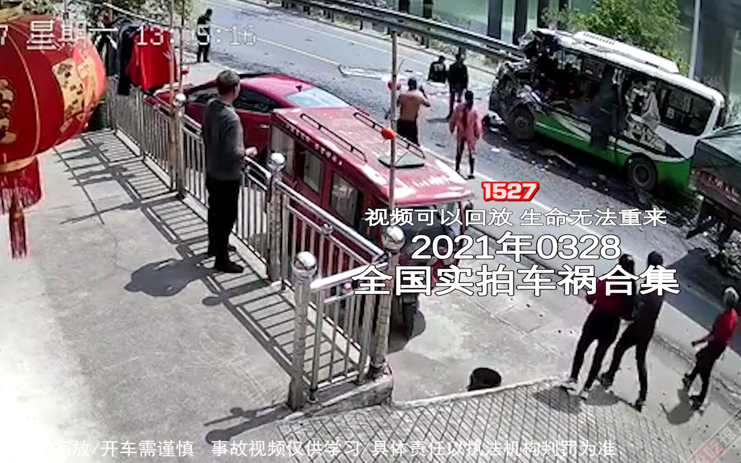 1527期:三轮车被大货车和suv左右夹击,幸好戴了头盔捡回一命【20210328全国车祸合集】