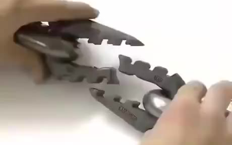 粗壮铁链的扣具感觉很结实