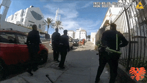 美利坚抓捕日常第十三回-囚犯劫持狱警被枪杀,男子竖立中指溜警察