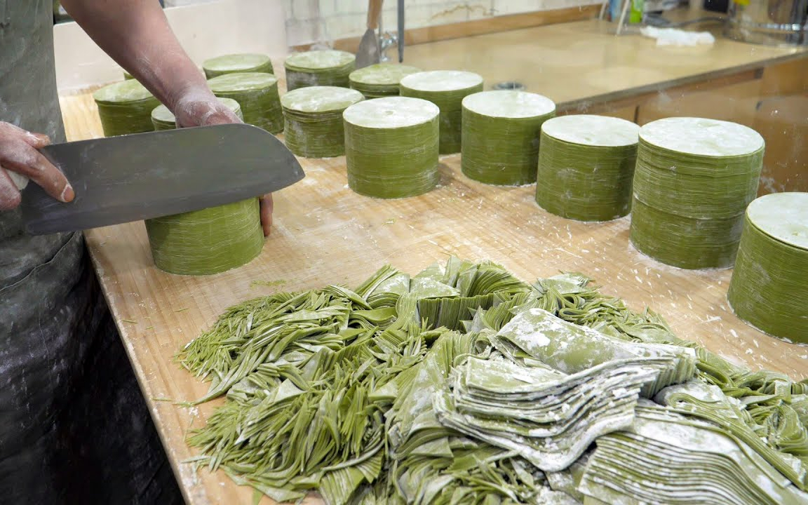 大师用刀切饺子皮 韩国街头小吃