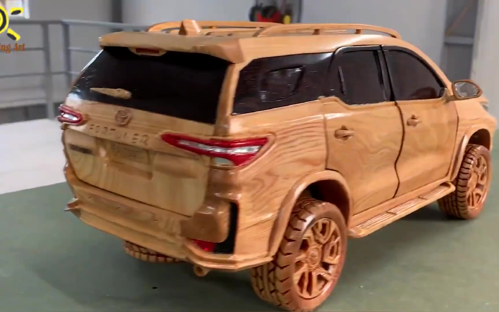 小伙用木头雕刻一辆SUV