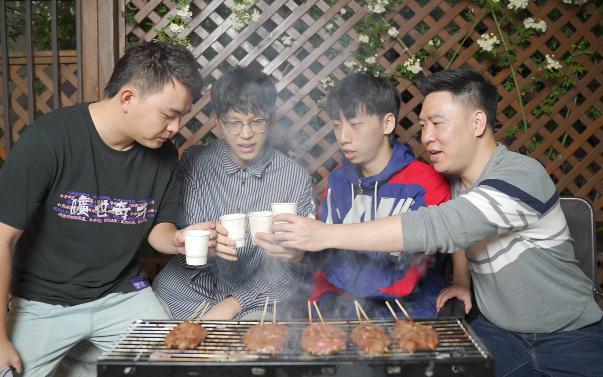 帅小伙买高端食材做烧烤,烤完香气扑鼻,三个丑小伙都吃嗨了!