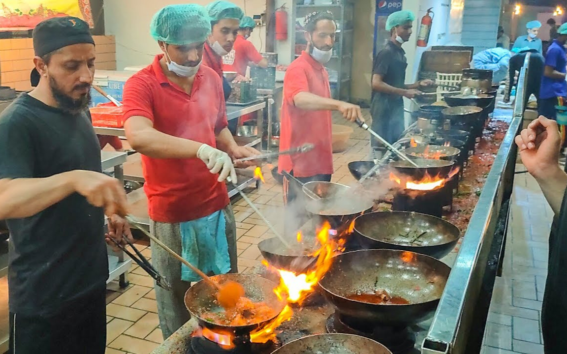 朋友带我来吃巴基斯坦最正宗的美味,浓香的炖鸡肉,鸡肉鲜香嫩滑不腥不柴!