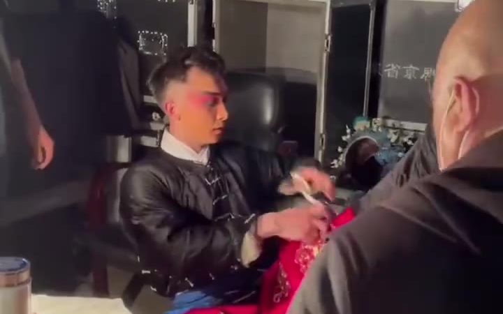 京剧后台赵云赶关羽的换装全记录,演员太不容易了!挺佩服的