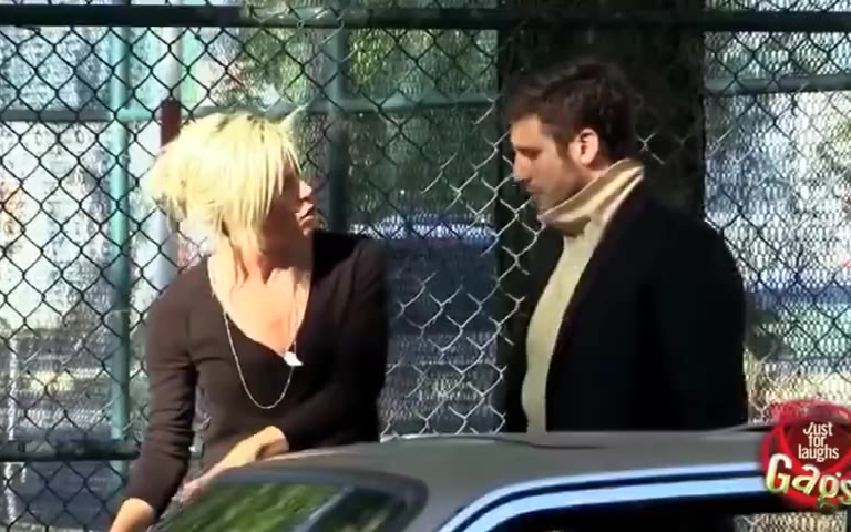 恶搞现场,帮路人看车,车变成了一个铁结
