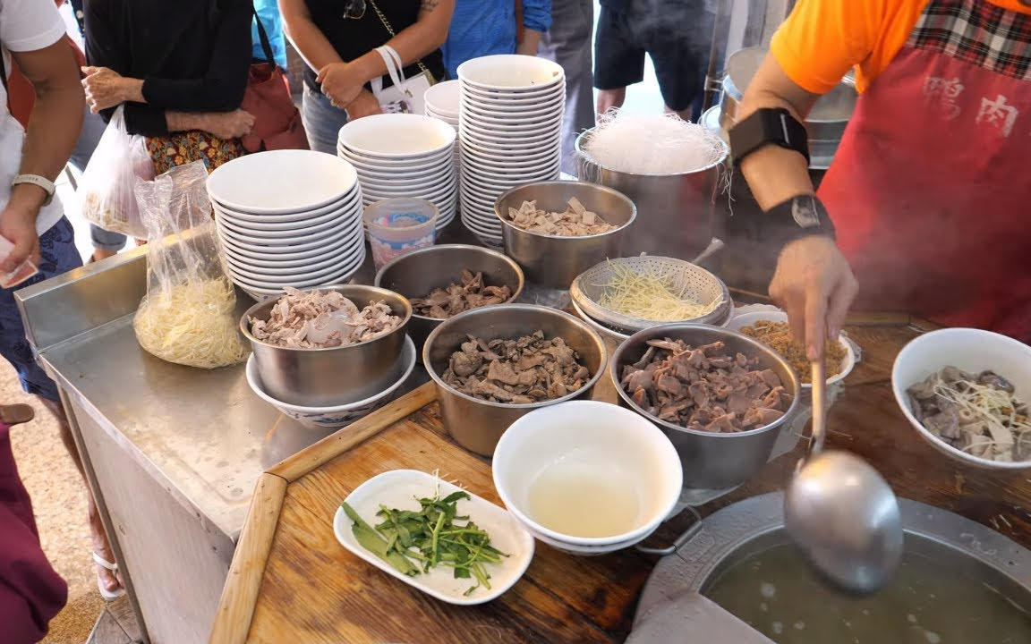 台湾餐馆美食 - 鸭肉饭, 综合下水(心, 肝, 胗, 肠), 鸭血糕, 烫空心菜