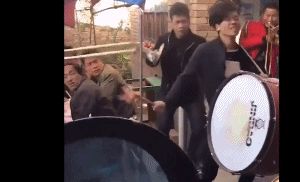 老外第一次来农村,以为这是DJ,然后就开始摇了472