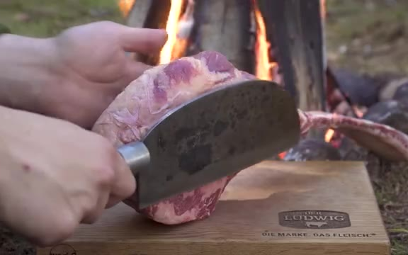 肉香四溢的巨无霸战斧牛排