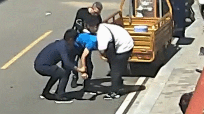 【每日平安424】高空扔锅险砸人女子被抓担心锅被摔坏,小偷挟持公交车司机关门下车瓮中捉鳖