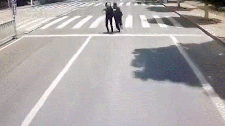 【每日平安426】怪力老太深夜偷走银行铁门,情侣吵架拉拽女友推向公交