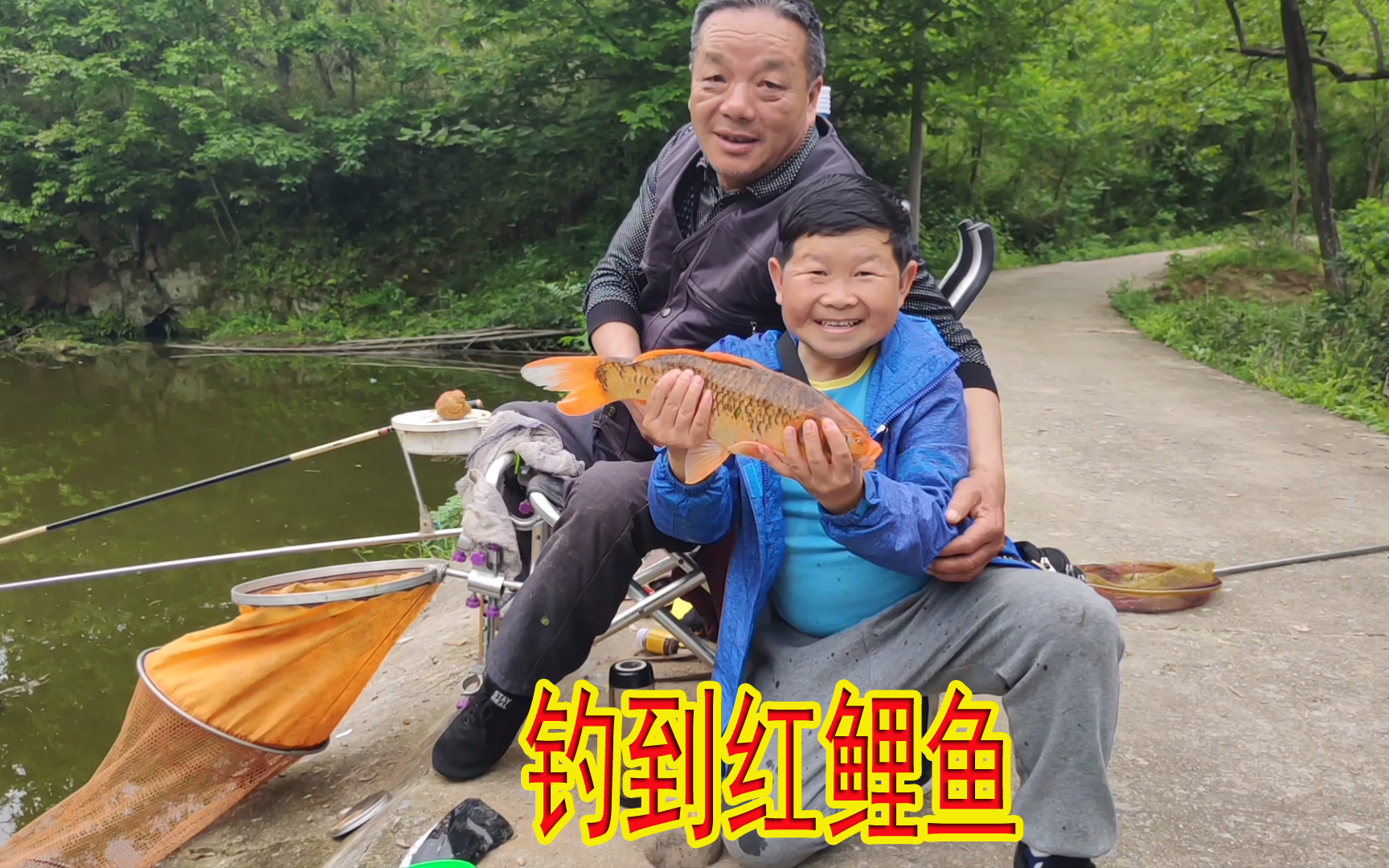 大叔找到一个钓鱼的好地方,带老男孩去上大货,不仅不要钱还管饭