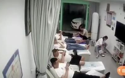 足浴店员使用酒精不当燃起火团,多人全身带火向外跑