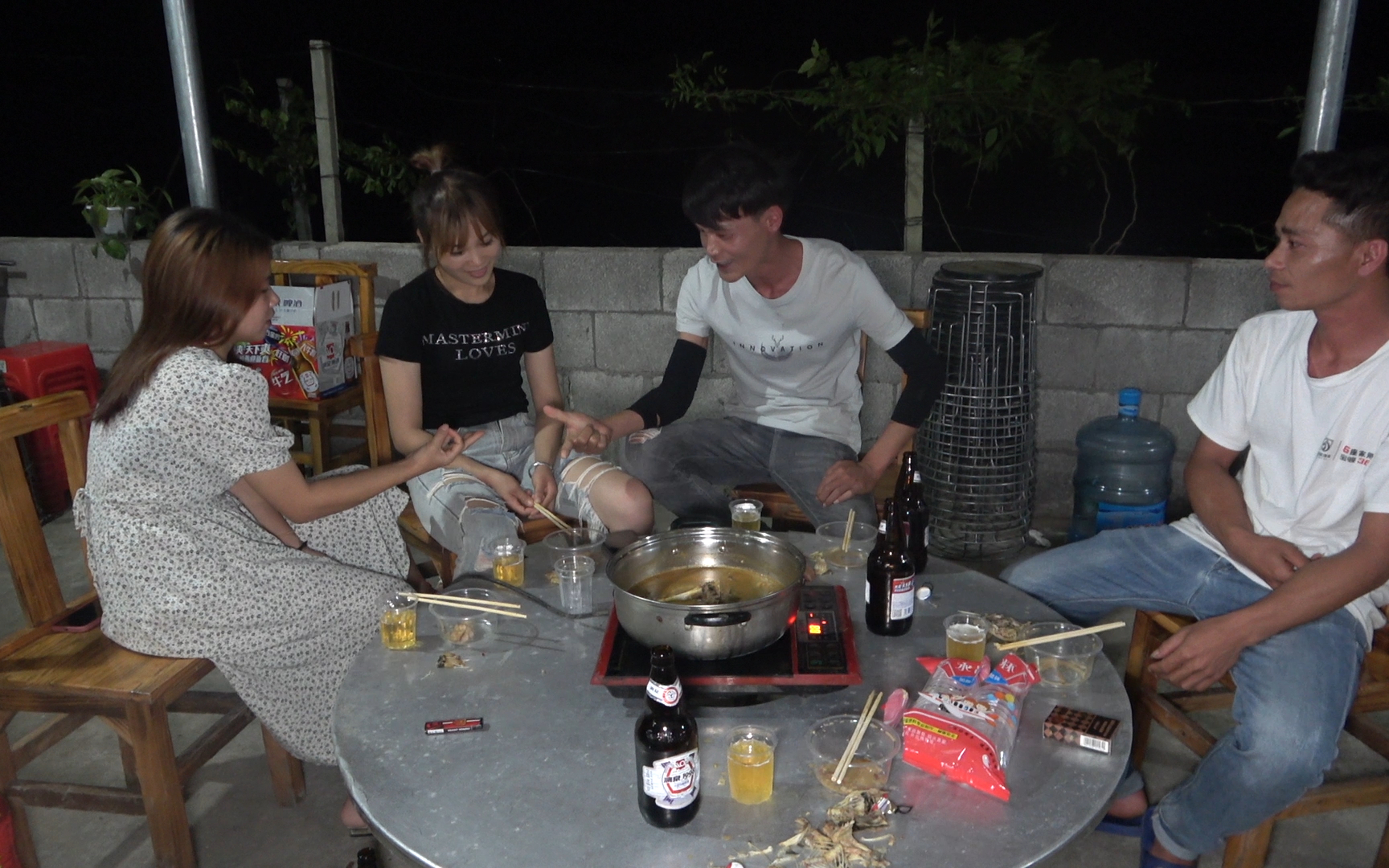 小明和美女猜码喝酒,原本以为美女是高手,没想到被套路了