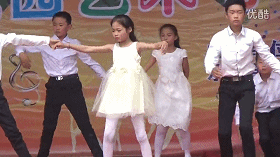 小学生们在校园艺术节一起表演节目