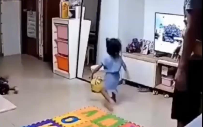 每个孩子的背后都有一位超人父亲