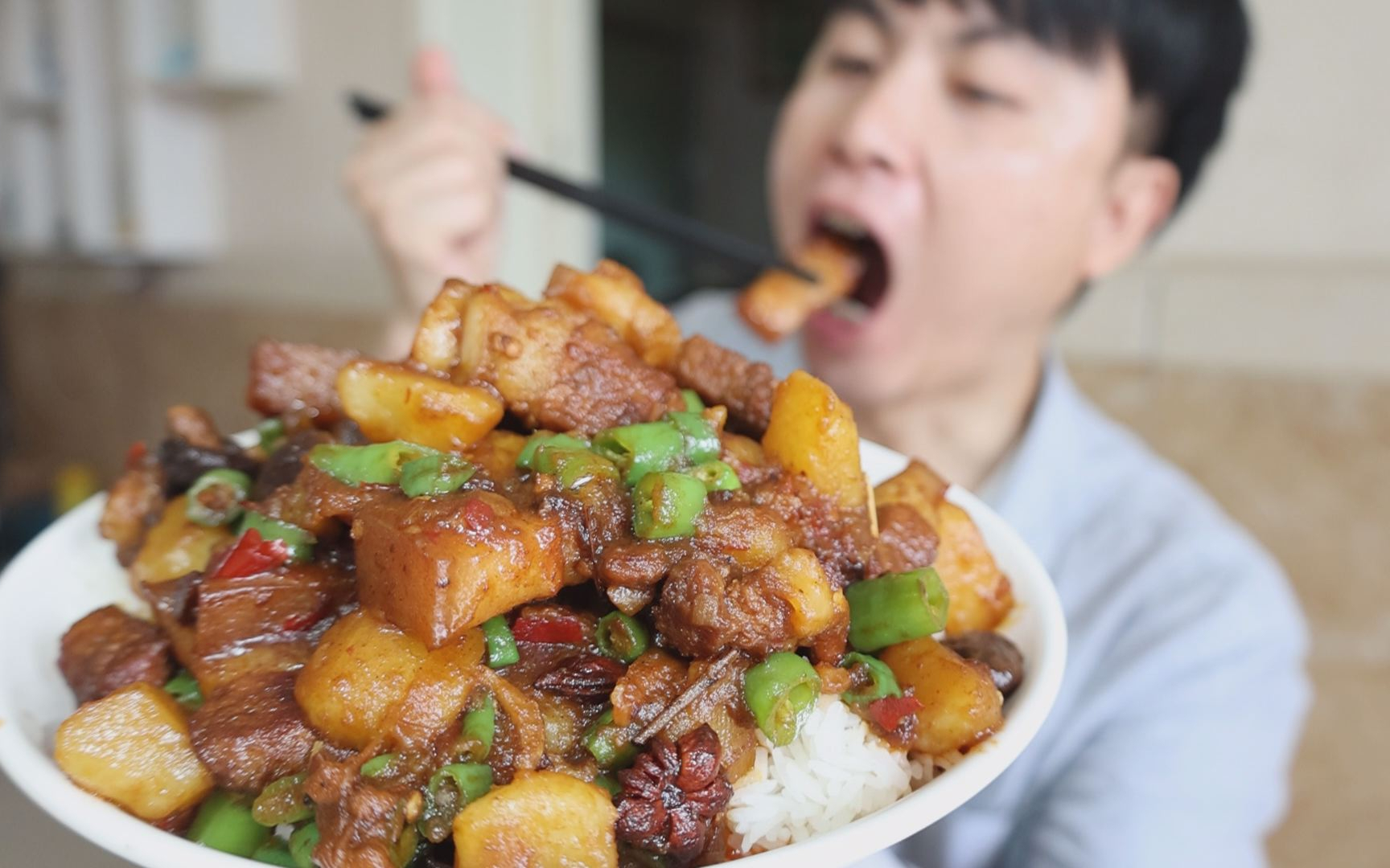 肉价降回来了,11块5一斤,买了两斤五花肉来做红烧肉吃,美得很