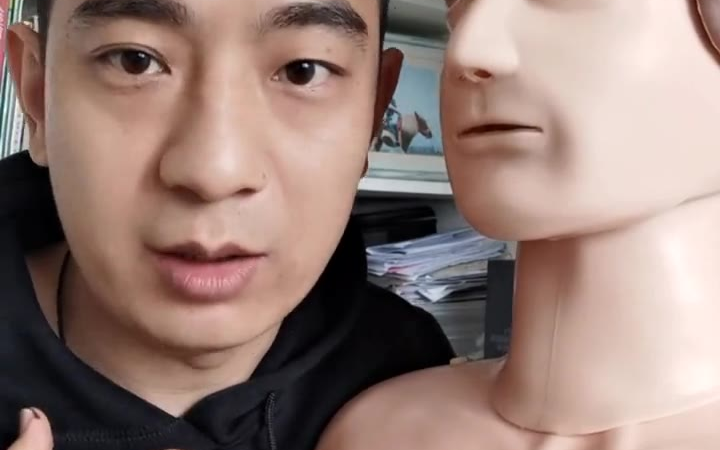 海姆立克急救法大家都应该学习一下,这个视频讲解的特别详细,希望大家都能掌握这个急救技能 