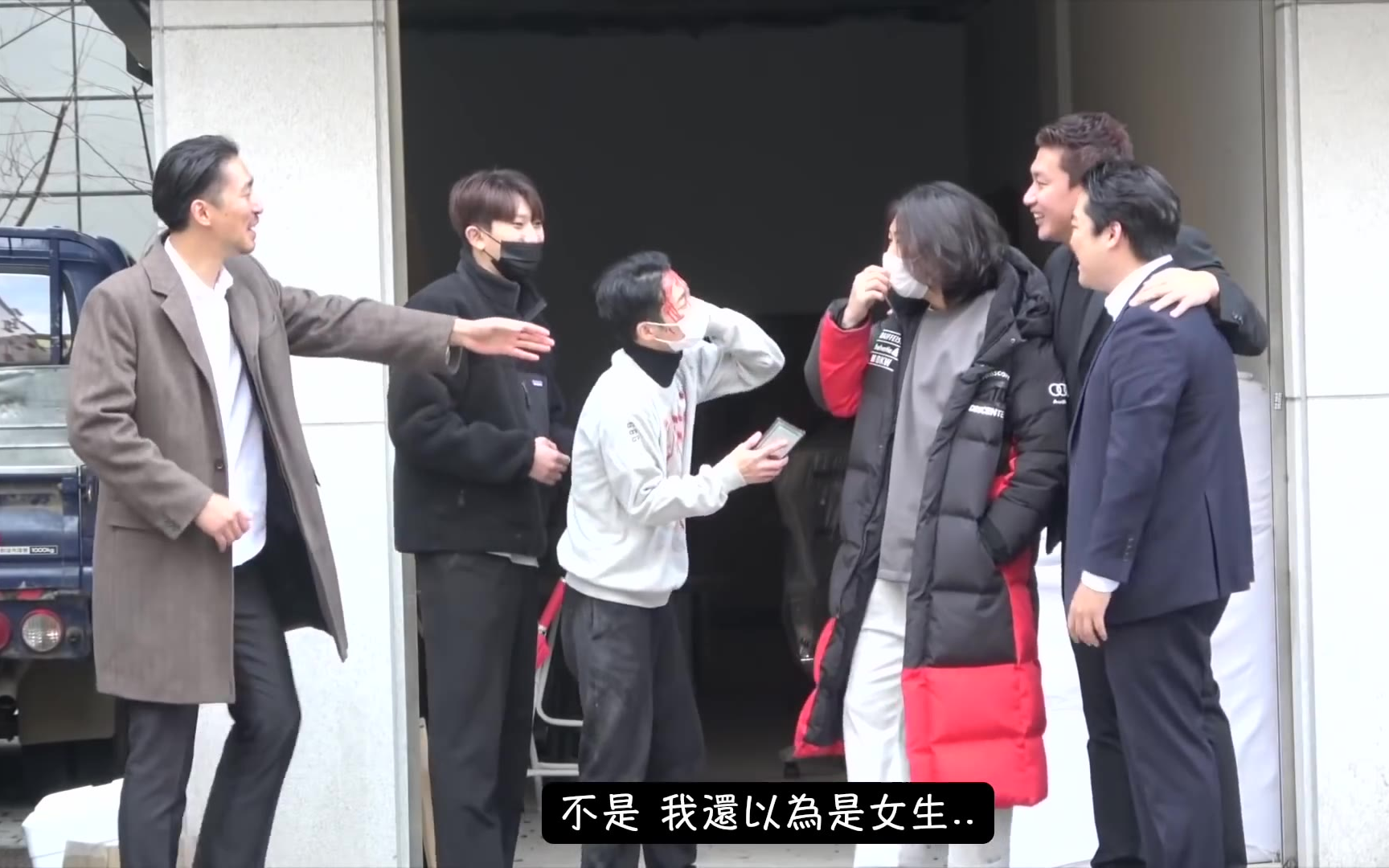 【搞笑隐藏摄影机】把无知路人骗进黑帮办公室,要被吓死了