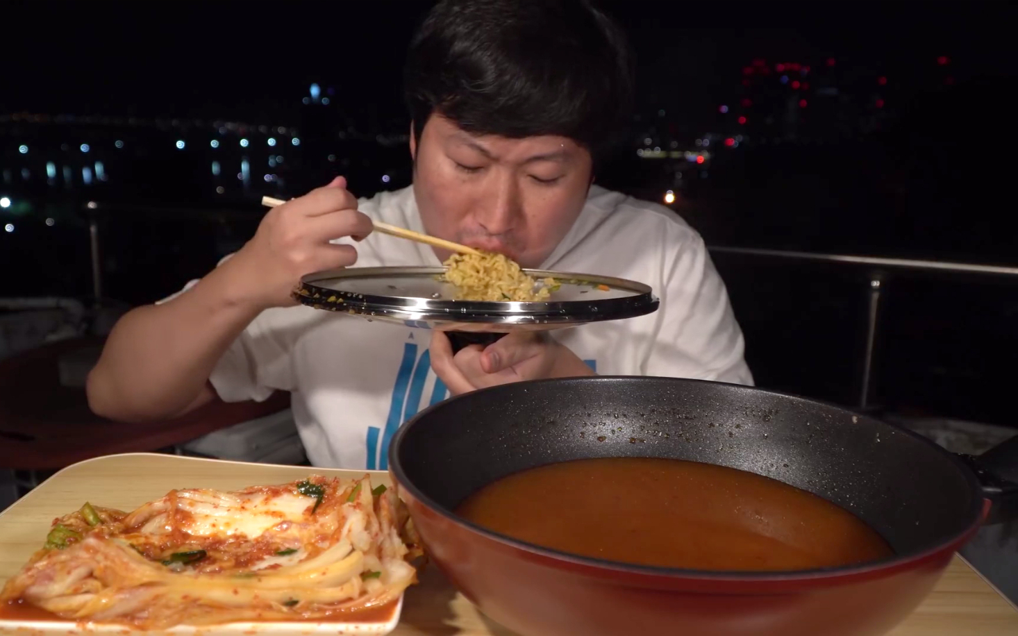 深夜放毒!独自享用美味的辣味金拉面,搭配泡菜后味道更香了!