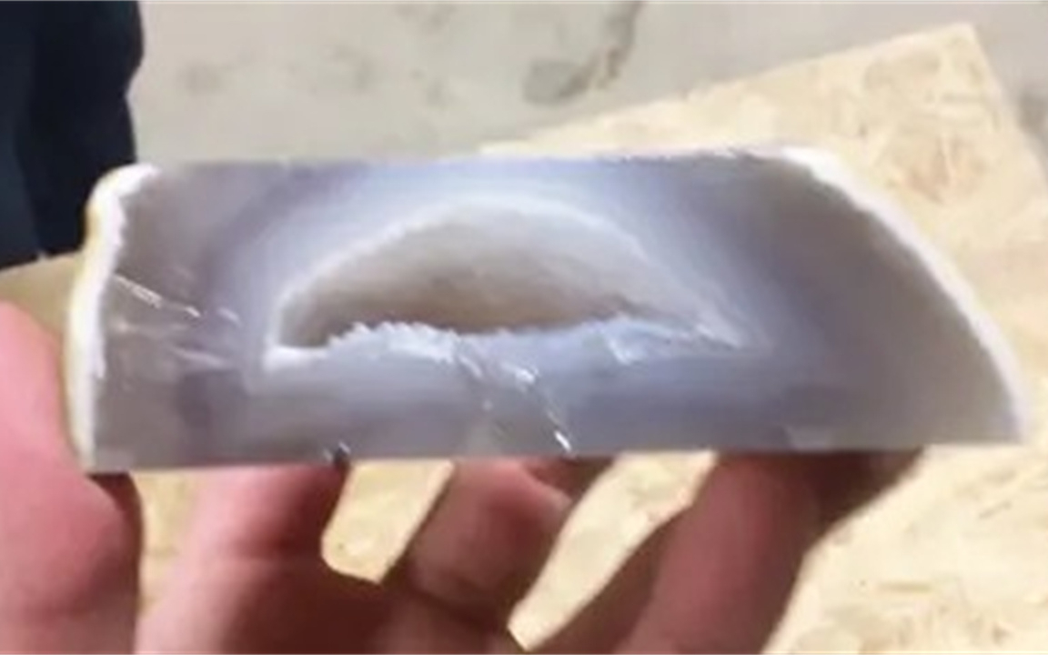一亿年前的水是什么味道?作死老外打开水胆玛瑙尝试,味道酸爽