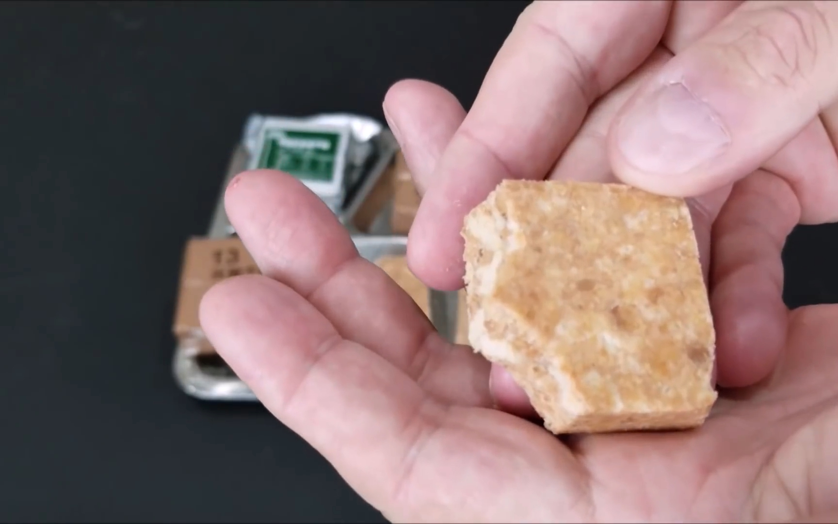 压缩饼干为什么如此抗饿?将饼干泡入水中,最终的结果意想不到!
