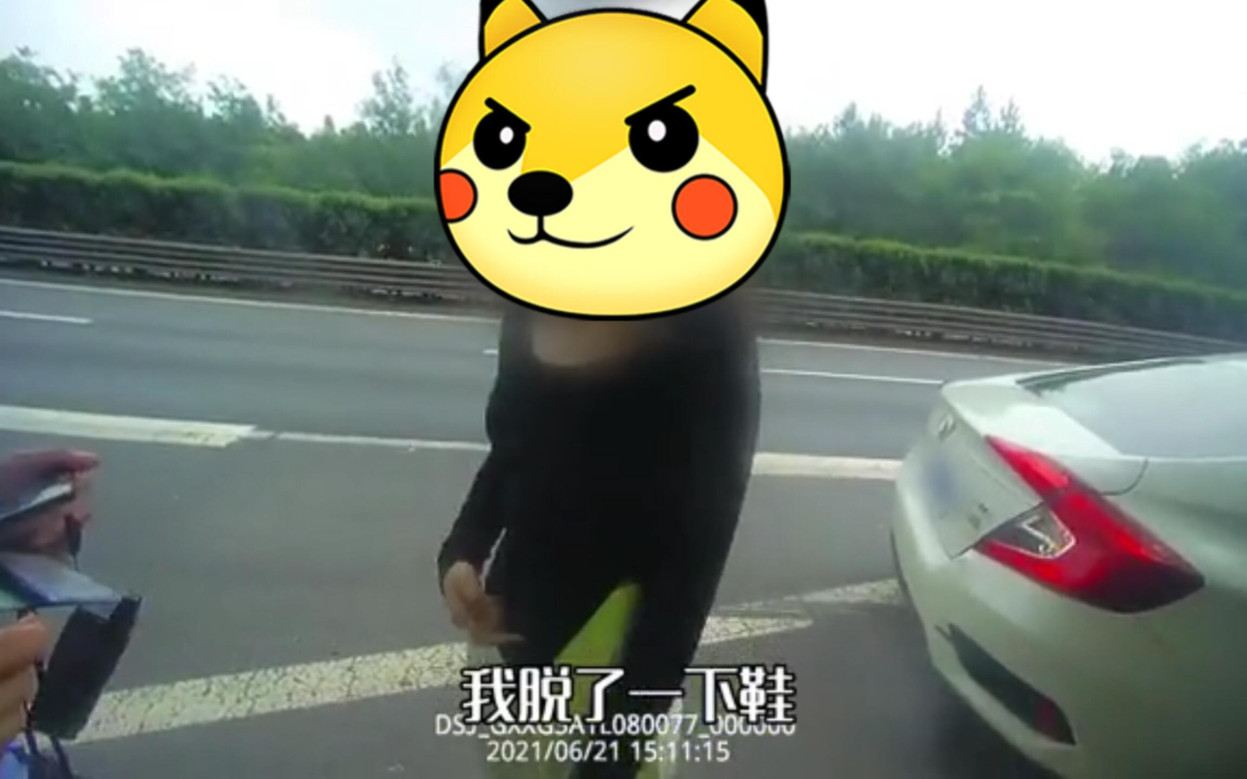 女司机搞笑合集:高速太紧张被大货车吓哭,女司机:我控制不住啊
