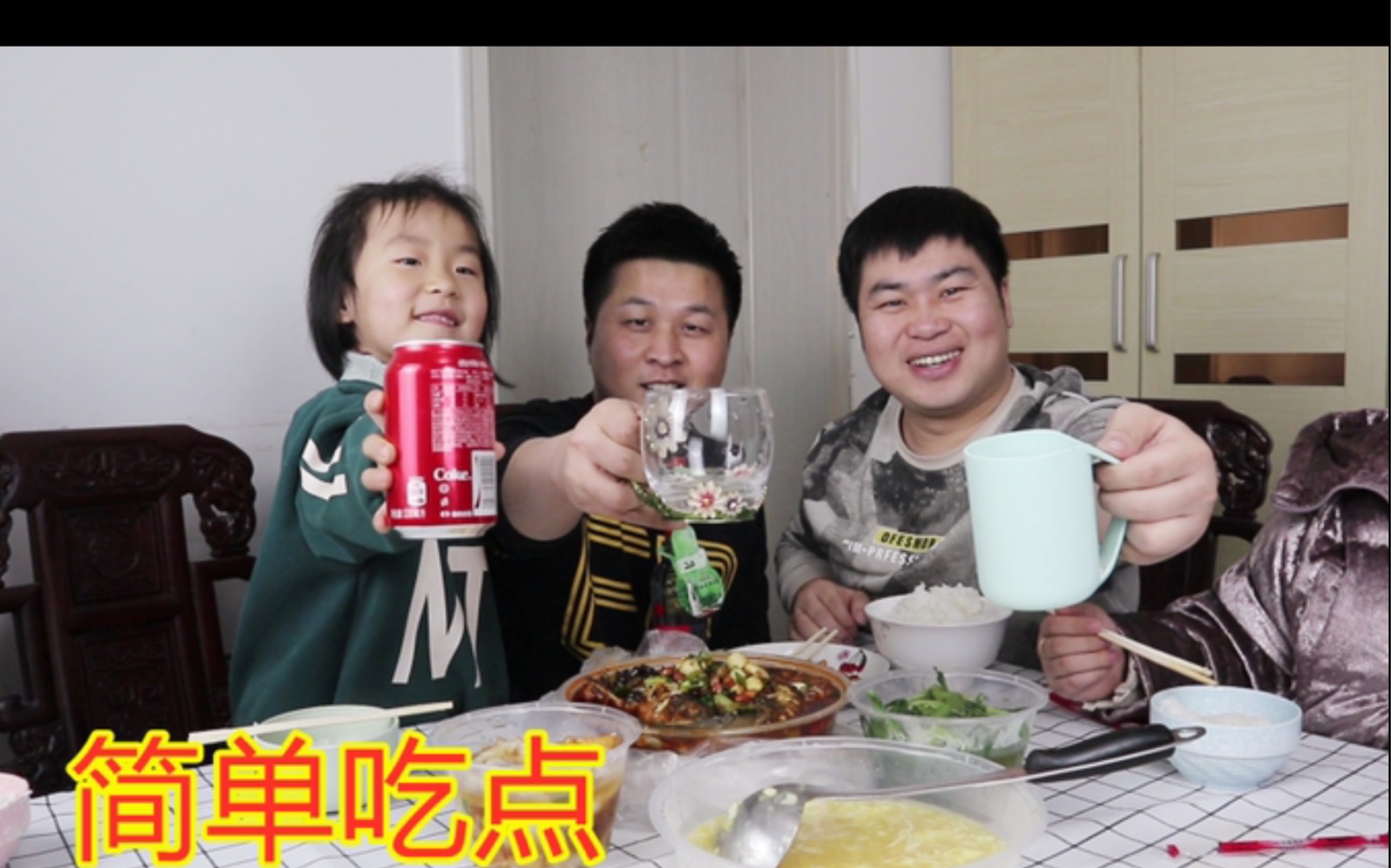 来郑州第一天, 洋哥和我姐来帮忙收拾东西, 买几个菜, 兄弟俩喝点