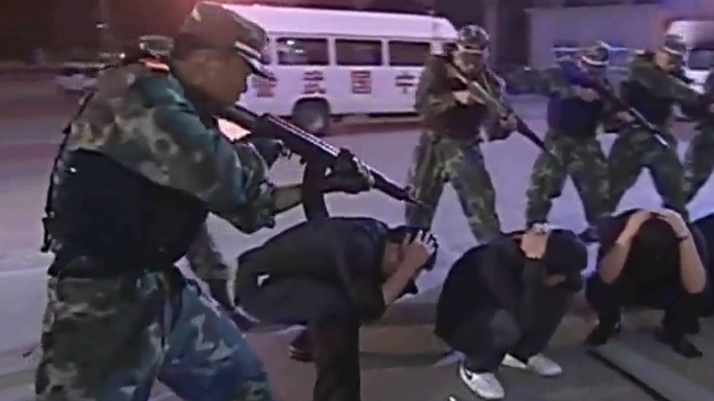 影视: 警察执行任务, 被群混混拦截, 哪料武警一来全怂了!