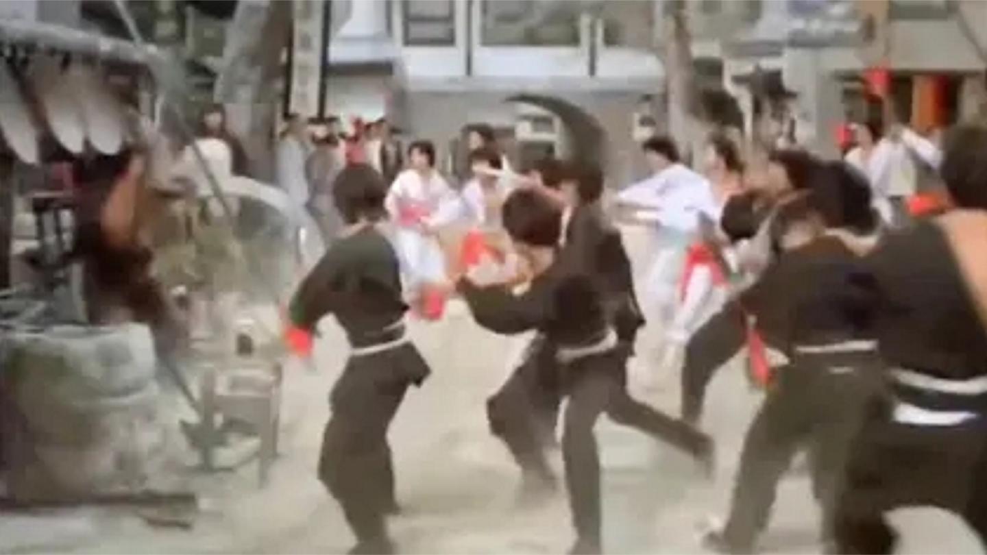 大杀四方: 恶霸乱杀无辜, 殊不知逃难人群中有个绝世高手, 好看了
