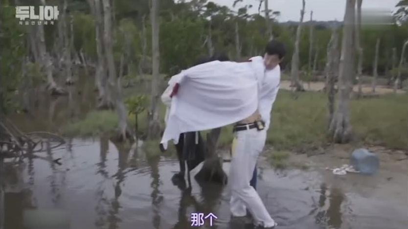 初次遇见的世界: DinDin野外不慎陷入泥潭, 结果把队友也拉下水