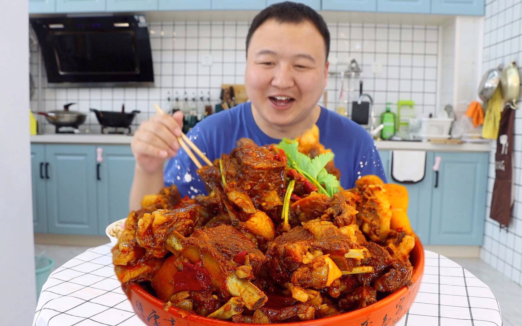 230买点羊肉, 做红焖羊肉, 小火慢炖2小时, 肥而不腻, 香气四溢。