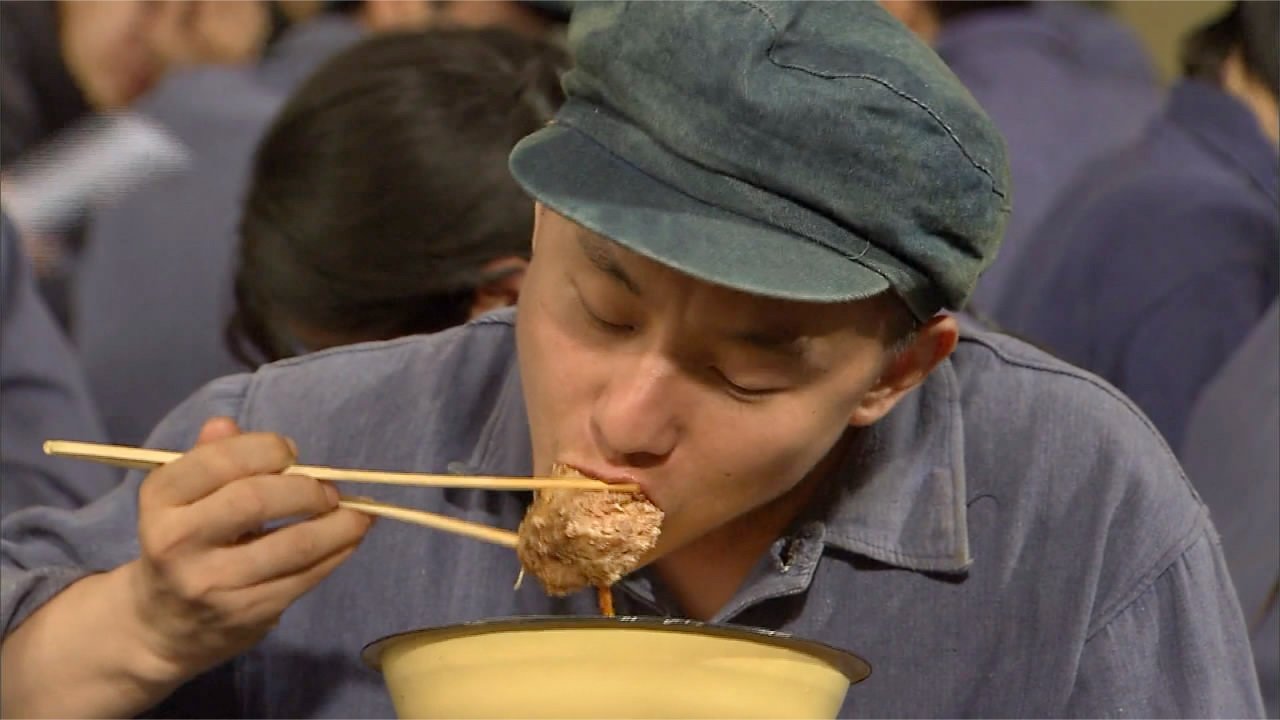 饭是钢: 食堂大厨换人, 第一天就有三素三荤, 工人们吃相都不顾了