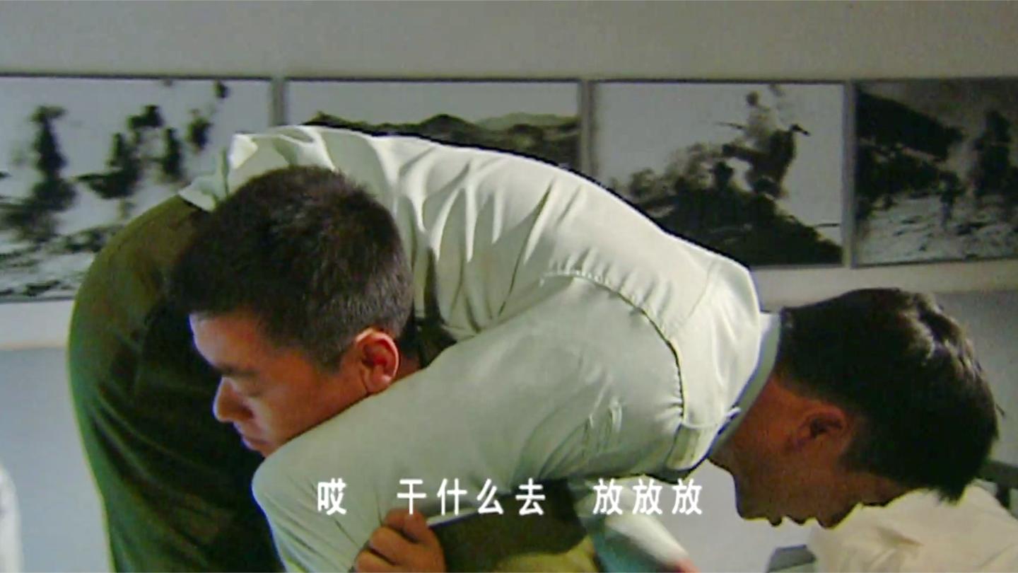 士兵突击: 钢七连解散, 连长趴床上哭, 许三多撞门扛起连长就走