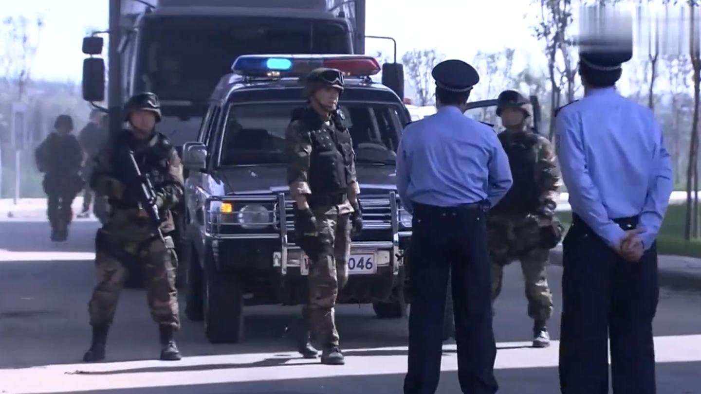 国家机密: 公安拦下武警运钞车, 要求强行检查, 军官: 你级别不够