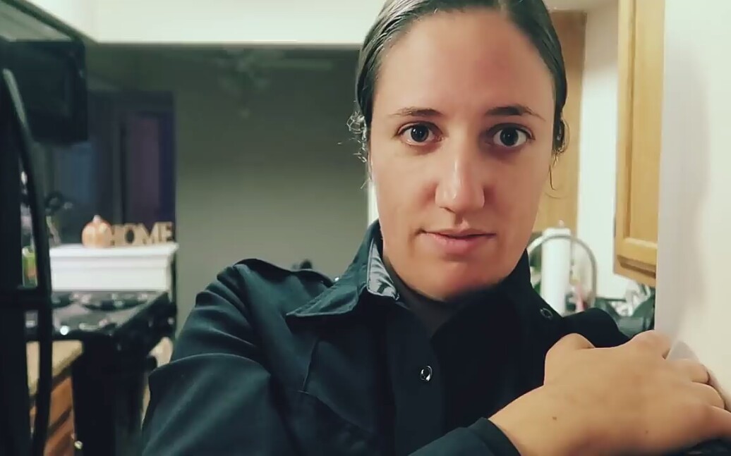 当一位美国女警小姐姐下了晚班后会在家干什么